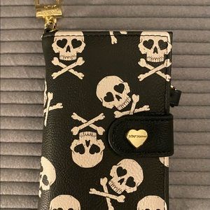 Betsey Johnson skull keychain wallet